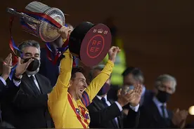 梅西梅开二度助巴萨捧得国王杯，这座奖杯能留下他吗？图片