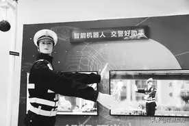 全国首款智能交警机器人在合肥街头试行“上岗”，长成这样……图片