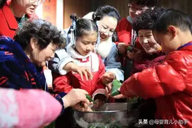 外甥和舅舅在幼儿园同班，亲自照顾舅舅，舅舅却一脸无奈的表情图片