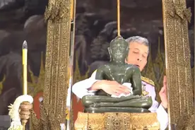 68岁泰王对佛教很虔诚：气喘吁吁擦拭玉佛，跪僧王差点体力不支图片