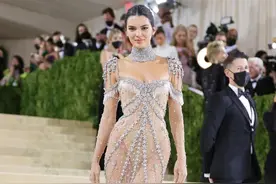 MetGala红毯今年的主题太难，肯豆蕾哈娜都跑题，露内裤着实多余图片