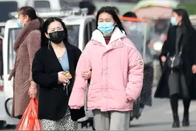 春节，实拍大年三十上午皖北集镇，返乡的年轻男女形象好气质佳图片