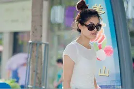 90后宝妈接孩子放学，4岁儿子被同学嘲笑：你妈这裤子跟没穿似的图片