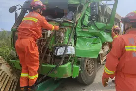 车速过快惹的祸：两车追尾司机受伤被困，消防紧急救人图片