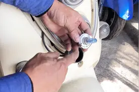 电动车换大灯泡是怎么换的你知道吗？学会不求人视频封面