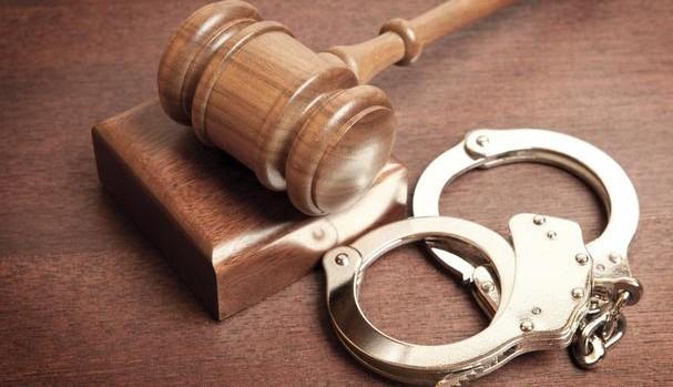 25岁女子激烈抵抗强奸，致男子下体折断失血而死！判三年赔偿8万