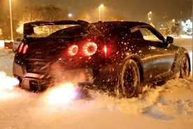 汽车启动之后，是否需要等发动机转速下降到1000转以下再行车？图片