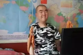 他是乐坛最特别的作词人，只有两根手指能动，却让20万人都哭了图片