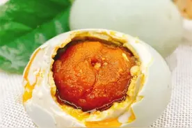 腌咸鸭蛋有窍门：只需2样辅料，10天就熟，蛋黄流油起沙，超级香图片