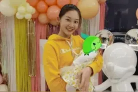 郑恺女儿百日宴现场，女儿碎花裙亮相，苗苗穿400块卫衣胯变宽图片
