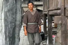 民间故事：瓦匠树洞避雨，吃了山果，醒来以后失了童子身图片