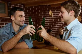 啤酒、白酒混着喝，身体会发生什么？很多人可能都被骗了图片