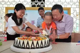 “我就要吃！”孩子当众哭闹撒泼，爷爷奶奶纵容，别让爱成为害图片