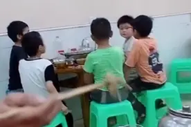 5个小学生聚餐的照片火了，夸夸其谈让网友哭笑不得：吃完谁买单图片