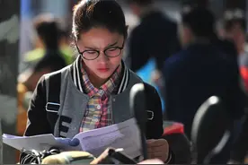 “铁饭碗”更铁了，8类事业编制将调整为公务员，教师能否沾光？图片