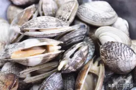 花蛤洗完还有沙子，老渔民教您2招，花蛤自动吐沙，几分钟就干净图片