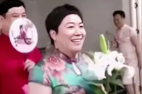 高三男老师为给考生加油，穿上旗袍助阵高考，画面太美不敢看图片