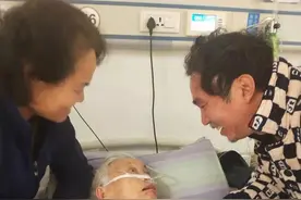 江苏扬州退伍老兵替湖南烈士尽孝11年，一声“妈妈”唤醒九旬病危“母亲”，自己却病倒在医院图片