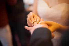 十月结婚季，证婚在路上图片