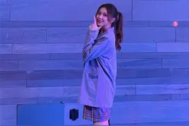 langx女友晒两个合影，打扮正式还配花，粉丝：去领证了？图片