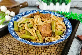 做焖面，有人先蒸，有人直接下锅煮，怎么做更好吃？教你正确做法图片