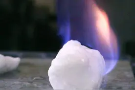 可燃烧的冰到底啥样？未来真的能取代石油吗？现在能使用吗？图片