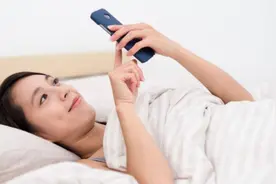睡觉时，手机放在多远最安全？多数人不了解，为健康看一眼吧视频封面