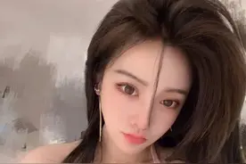 睡衣男子突然在镜头前，女主播调侃是修水管的，随后又改口弟弟？图片