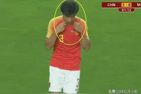 错怪中国球员！佩戴项链算什么，看看五大联赛球员，拿手机戴手表图片