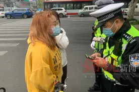电动自行车“任性”载人载物 成都交警路面整治图片