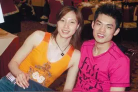 林丹，因“忘拉窗帘”事件导致身败名裂，当事嫩模如今已成路人图片