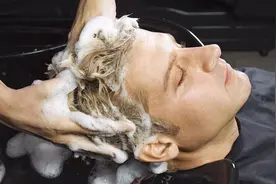 洗头的时候，水里多加两样东西，头发爽滑柔顺，方法太棒了！