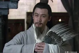 杜甫的《蜀相》，是唱给诸葛亮的深情挽歌，其中两句名垂千古图片
