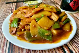 土豆这样做太香了，加2根火腿，下饭解馋，出锅连汤汁都不剩图片