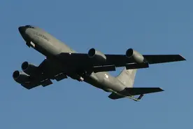 解放军无线电驱离话音刚落，美军RC135台西南空域悍然加油图片