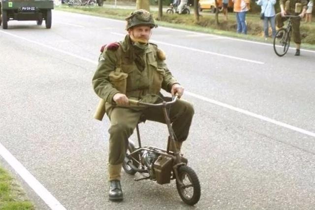 本是为特种兵研发的小摩托却成为伞兵的最爱，重量只有32KG