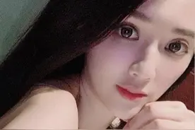 小说：她用小拳头捶我胸口图片