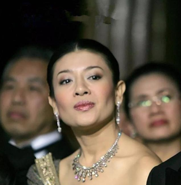 泰国最美王妃：婆婆不给王冠她戴发卡更惊艳，当嫂子还得跪小姑子
