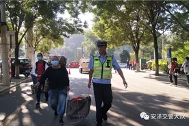 开学季|你开学，我站岗！安泽公安交警开启护学模式图片