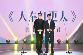 卖报小郎君再提年会和胡歌握手拥抱，读者：可恶，又被他装到了图片