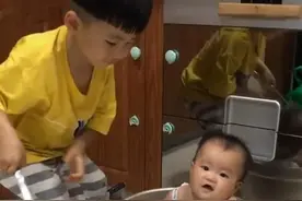 熊孩子趁妈妈不注意，准备把弟弟炖汤，被发现时“大料”都已放好图片