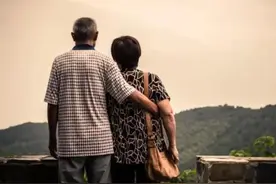 老年人闲不住，喜欢到处跑，很可能是因为这些“疾病”，别忽视图片