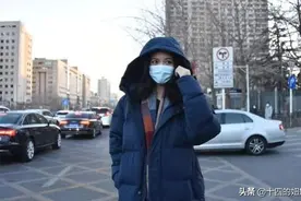 张梓琳现身春晚联排，全副武装遮孕肚，路人镜头下孕肚太明显图片