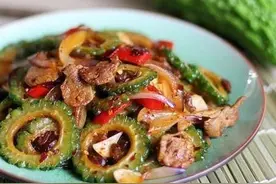 美食推荐：老干妈炒苦瓜，香菇茄子鸡丁，鸡翅焗鱿鱼，香辣拌香椿图片