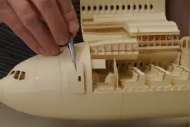 花了6年才叠好的纸飞机里藏着上百张座椅，精细到把厕所都安排了图片