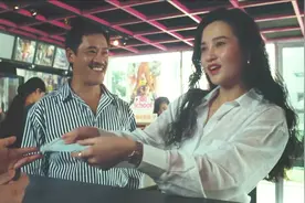 男子街头遇见美女，尾随进商店，就直勾勾地盯着人家看视频封面