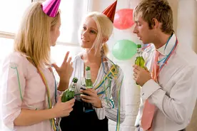 “失陪一下”可不是miss company a little，英语怎么说？图片