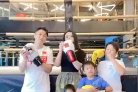 拳王一家五口合体，冉莹颖穿紧身衣秀小蛮腰，三个儿子身形差距大图片