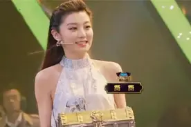 《王牌》女郎费费私照惊艳，身材高挑不输关晓彤，有望成蓝台一姐图片