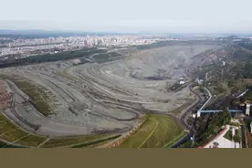 辽宁抚顺巨型矿坑，矿藏丰富几经易手，闭矿治理该何去何从图片